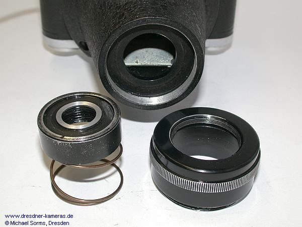 federnd gelagerter Standardanschluss (geffnet) zur flexiblen Montage der Kamera am Mikroskopokular mittels des ALDO-Stativs