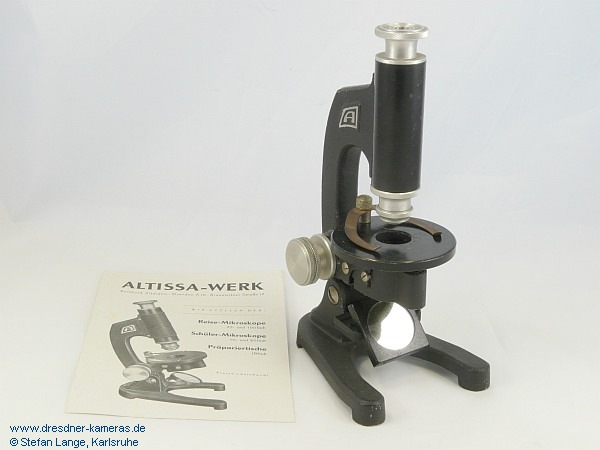 einfache Mikroskope geh�rten in den 1950er Jahren nicht nur zur Produktpalette der ALDO-Feinger�te-Bau GmbH sondern auch zu der des Altissa-Camera-Werkes (Abb.: Altissa-Sch�ler-Mikroskop)