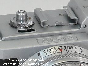 nach rechts geneigte sehr feine Rndelung des Einstellrades fr den Bildzhler an einer Altix IV