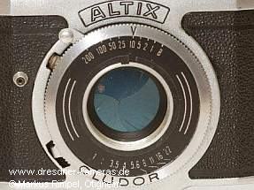 Altix III - Kamera mit funktionslosen Blendenangaben auf der Verschlussabdeckung (Version mit Cludor-Verschluss und genormter Blitzbuchse)