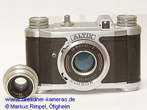 Altix III - Kamera mit funktionslosen Blendenangaben auf der Verschlussabdeckung (Version mit Cludor-Verschluss und genormter Blitzbuchse)