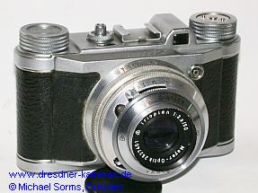 ZRAK-Altix #10489. Abgesehen vom ZRAK-Logo im Rckwandleder entspricht die Yugo-Altix der Dresdner Altix IV mit Meyer Trioplan sowie Vebur-Verschluss mit Chromring.