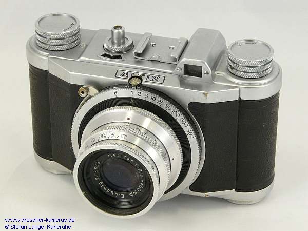 Altix IIIA mit zerschnittenem Altix-Schriftzug (bedingt durch den Freigabeknopf des Compur-Rapid-Verschlusses), das Meritar hat 2 rote Punkte als Markierung fr die Fokussierung.