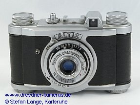 Synchronbuchse nach oben und Spannhebel nach rechts gerckt, Verschluss entspannt