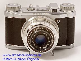 Classic 35 mit aufgesetzter Blitzbuchse und schwarz ausgelegtem Schriftzug