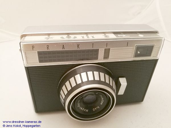 Prakti I (Servicevariante?) - hierbei könnte es sich um ursprüngliche Prakti-Kameras handeln, die bei einer Reparatur zur Unterscheidung auf die Prakti I-Frontplatte umgerüstet worden sind. Die Kameras vor der Prakti II sind offenbar serienmäßig nur als Prakti gelabelt worden. Prakti I (Servicevariante?) - hierbei könnte es sich um ursprüngliche Prakti-Kameras handeln, die bei einer Reparatur zur Unterscheidung auf die Prakti I-Frontplatte umgerüstet worden sind. Die Kameras vor der Prakti II sind offenbar serienmäßig nur als Prakti gelabelt worden.