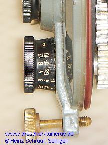 Entfernungseinstellknopf mit zwei unterschiedliche Entfernungsskalen (Luft bzw. Wasser)