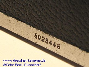 Pentacon mit Seriennummer 97998 - zus�tzliche Fabrikationsnummer 5025448 an der unteren R�ckwandleiste