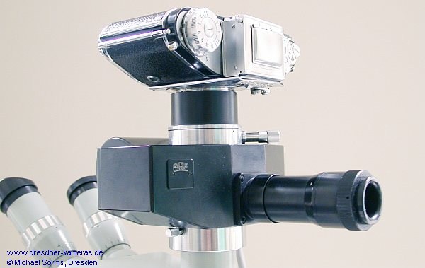 Zur Verdeutlichung hier eine beispielhafte Abbildung der mikrofotografischen Einrichtung mf-matic mit einer angeschlossenen Exakta-Varex IIa als Filmkassette.