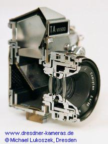 Querschnitt einer Exakta VX 500 mit Prismeneinsatz und Domiplan 2,8/50