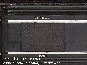 diese Kamera ist mit einer besonderen Seriennummerngravur versehen, bei der das bliche vorangestellte gerahmte VX unter die untere Filmgleitbahn graviert wurde.