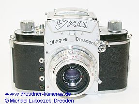 Exa #234318 mit Tessar 3,5/50; bergangsvariante mit alten Blitzbuchsenpaaren M/X und sichelfrmiger Auslsesperre (1953)