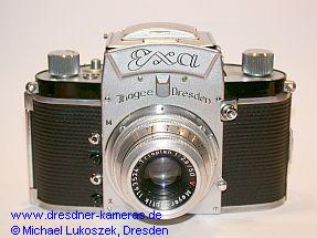 Exa #215223 mit Trioplan 2,9/50; horizontal gerippte Belederung und Blitzbuchsenpaare M/X (1952)