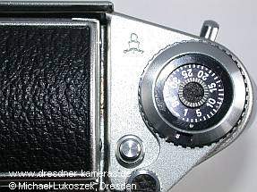 Exa Ia #395079 mit Deckkappengravur des Pentacon-/Ernemann-Turms