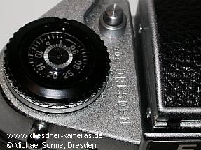 Exa 1b #000547; Nullserienkamera mit schwarz eloxiertem M42-Anschraubring und Gravur ausDRESDEN