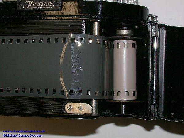 Einbaulage der Spule und des Films in Exa (0)-Kameras (Schichtseite wickelt nach auen)