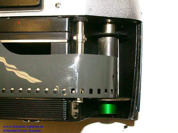 Einbaulage der Spule und des Films in Exa I/Ia/1b/1c/II/IIa/IIb/500-Kameras (Schichtseite wickelt nach innen)