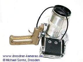 Handgriff aus Aluminium mit Drahtauslser angeschlossen an eine Exakta Varex IIa