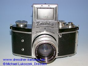 Kine Exakta II #649592, Frontplatte oben ohne Randwulst und mit Gewindebuchse ber den Blitzbuchsen