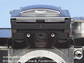 Kine Exakta II #672667 (A&R Version 3), nach Abnahme der Frontplatte ist die Wechselmglichkeit des Lichtschachtes erkennbar