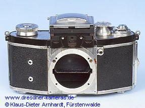 Kine Exakta II #672667 (A&R Version 3), nach Abnahme der Frontplatte ist die Wechselmglichkeit des Lichtschachtes erkennbar