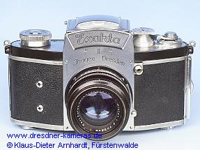 Kine Exakta II , Frontplatte oben mit Randwulst aber ohne Gewindebuchse ber den Blitzbuchsen