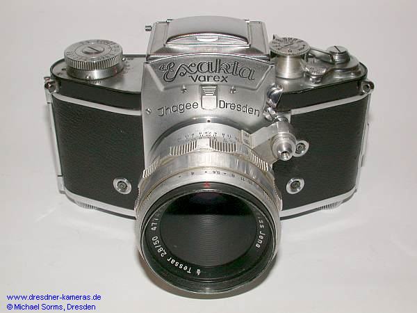 Exakta Varex VX #816936 mit Tessar 2,8/50 und drei genormten Blitzbuchsen (so genannte bergangsvariante zur Exakta Varex IIa 1956); Kameras mit niedrigeren Seriennummern gehren zu zahlreichen Werksumbauten der Vorversionen