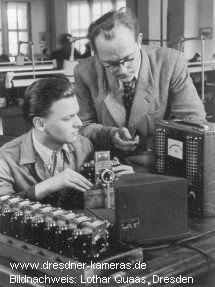 Richard Hummel und Lothar Quaas am Verschlusszeitenmessgert 