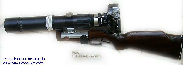 Fotogewehr mit einer Exakta Varex IIb und einem langbrennweitigem Teleobjektiv