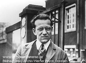 Karl Nchterlein am Haupteingang des alten Ihagee-Gebudes auf der Schandauer Str. 24