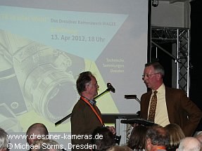 Hugo Ruys (links) im Gesprch mit Arend Dikkers (rechts), einem Groneffen Johan Steenbergens vor der Ausstellungserffnung