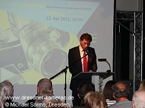 Herr Roland Schwarz, Direktor der Technischen Sammlungen der Stadt Dresden, whrend seiner Erffnungsrede zur Exakta-Ausstellung