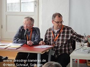 Herbert Blumtritt (links) hlt seinen Vortrag zur Geschichte des Ihagee-Kamerawerkes