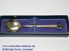 Silberlffel mit einer Exakta-Kamera