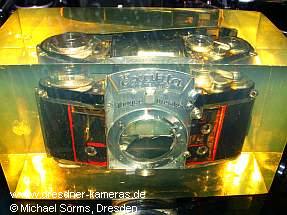 in Kunststoff eingegossene Exakta Varex IIa (Anfertigung durch einen Sammler)