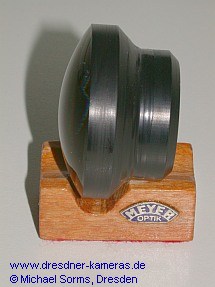 gekittetete Objektivlinse auf einem Holzstnder mit Meyer-Logo (Anfertigung durch einen Sammler)