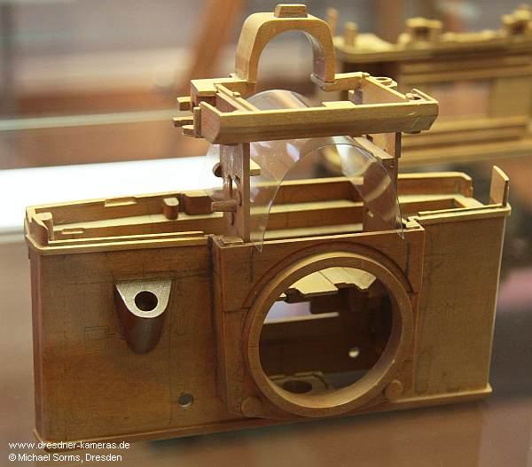 Pentacon-Holzmodell des Praktina-N-Geh�uses (Prototyp der Pentacon super)