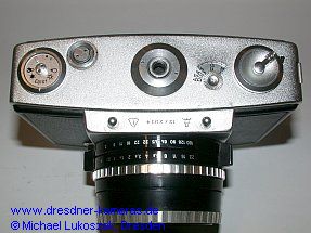 Pentina M (Kameraunterseite mit Bedienelementen wie R�ckspulkurbel, Filmmerkscheibe, Z�hlwerk)