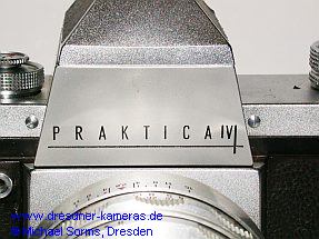 Praktica IV - seltene (Werks-)Variante mit Strichgravur (alle Kameras sind mit Praktica V bedruckt, der Strich fr die IV wurde wie die Dekorstriche nachgraviert)