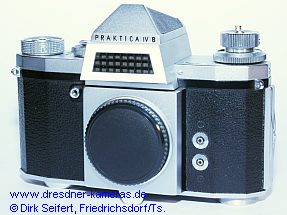 Praktica IV B - mit ungekuppeltem Belichtungsmesser und breitem Kunststoff-Belichtungsmesserrahmen