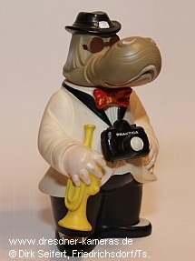 Dresdner Dixieland-Maskottchen Dixie als Werbefigur mit umgehngter Praktica-Kamera