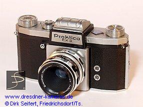 Praktica F.X 3 mit blauem KW-Schild auf der Deckkappe