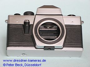 Praktica (noname) #853441 (4. Praktica-Generation spt; mit Zeitenknopf aus Kunststoff und neutraler, grau lackierter Bodenplatte ohne Herkunftsaufdruck)