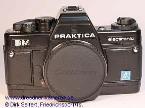 Praktica BM mit Schild Pentacon Italia