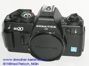 Praktica BX 20 mit Schild Pentacon Italia