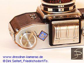 Praktica F.X 3 mit blauem KW-Schild auf der Deckkappe