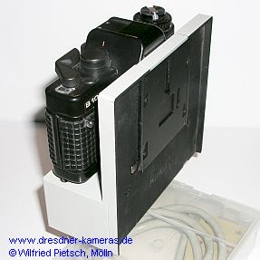 Praktica B 100 M am Ansatzstck der mf-AKS matic-mot (mit motorischem Filmtransport)