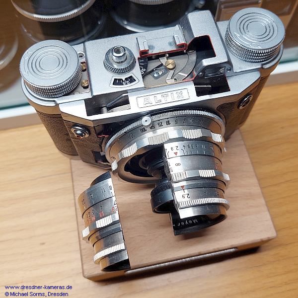 Altix V (Version 1) #72.380 - Schnittmodell 12 (2007); 2022 wurde ein Objektivschnitt und die Anordnung auf einer beschrifteten Grundplatte erg�nzt