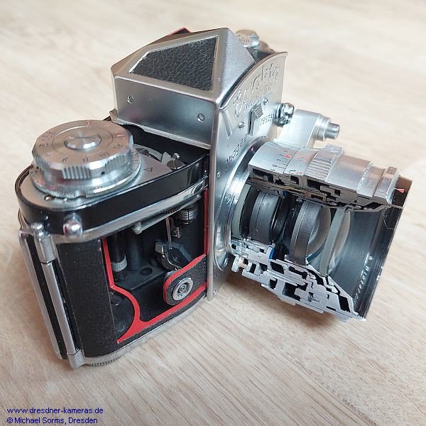 Exakta Varex IIa #862.853 - Schnittmodell 9; Im Jahr 2022 bekam die Kamera ein neues Objektiv, ein  Carl Zeiss Jena Biotar 2/58. Dieses wurde nicht als Querschnitt ge�ffnet, wie das bisherige Tessar 2,8/50, sondern als Segment. Die Anordnung der Linsen kommt bei diesem Schnitt deutlich besser zur Geltung.